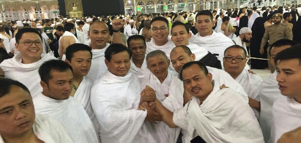 Prabowo dan Amien Rais Bertemu di Depan Ka'bah