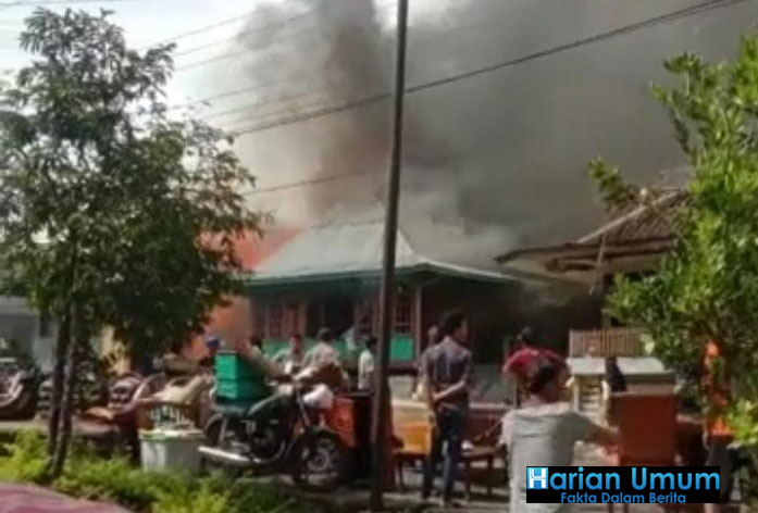 Pekon Kenali Berduka, Rumah Warga Di Lalap Sijago Merah