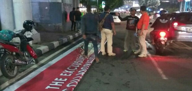 Satpol PP Turunkan 12 Reklame Tak Berizin