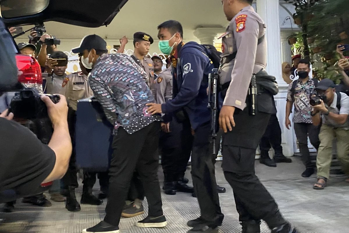 Penyidik KPK Sita Buku dan Flashdisk Saat Geledah Rumah Hasto Terkait Kasus Harun Masiku