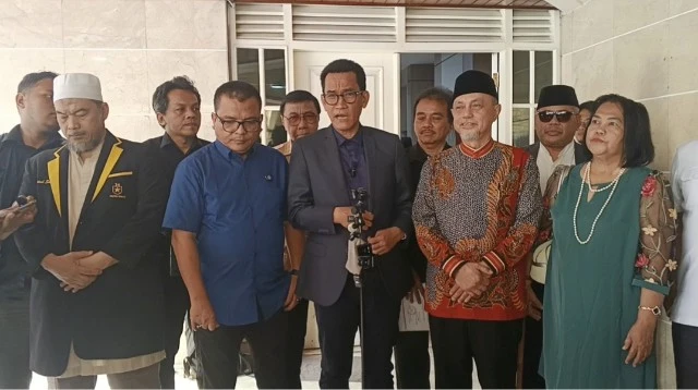 Dianggap Langgar Etik Terkait Gibran, Denny Indrayana Dkk Adukan KPU ke DKPP