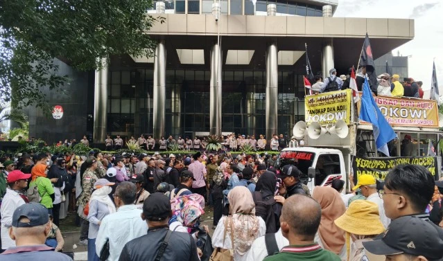 Gladiator Geruduk KPK, Tuntut Jokowi Ditangkap dan Diadili