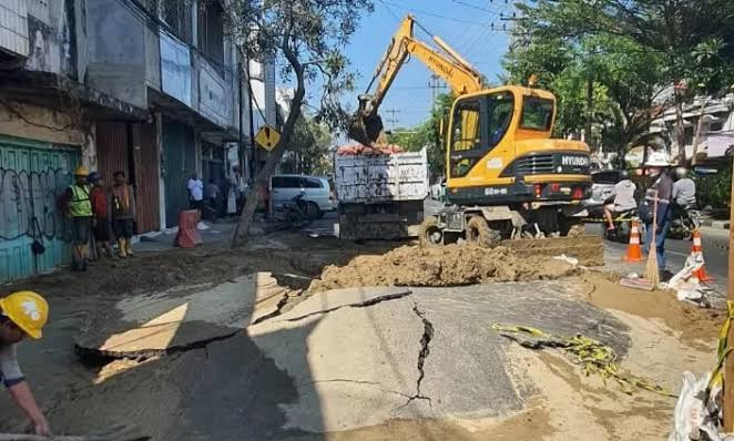 Aspal di Pasar Kembang Surabaya Meletus, Membentuk Gundukan