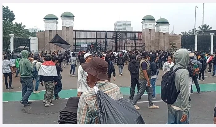 Rakyatnya Bentrok dengan Polisi Sampai Ada Yang Luka, Anggota DPR Tetap Rapat Seperti Biasa