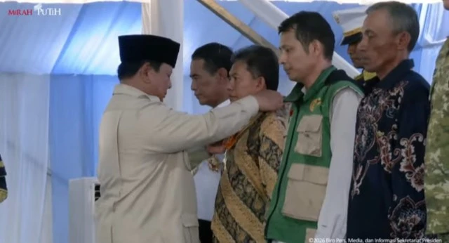 Prabowo Anugerahkan Bintang Jasa kepada Puluhan Orang, Termasuk Bupati Karawang