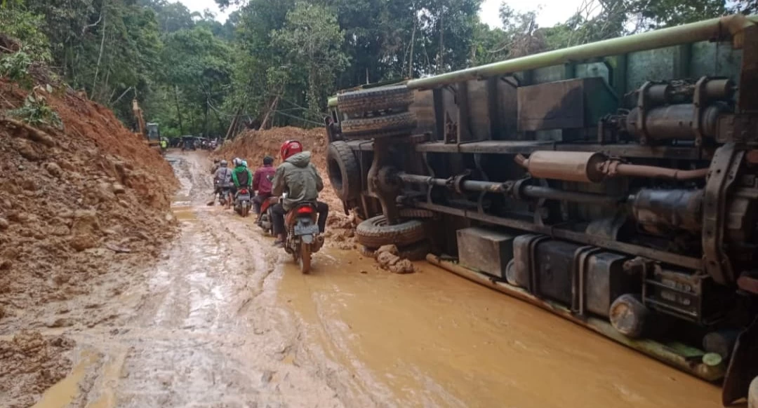 Karena Tidak Mematuhi Himbauan Sat Lantas Lambar, Mobil Fuso Terbalik Di Jalin Liwa - Krui