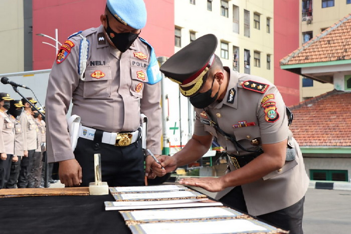 Polres Metro Jakbar Gelar Upacara Serah Terima Jabatan Kasat Reskrim Polres Metro Jakbar dan Kapolsek Tambora