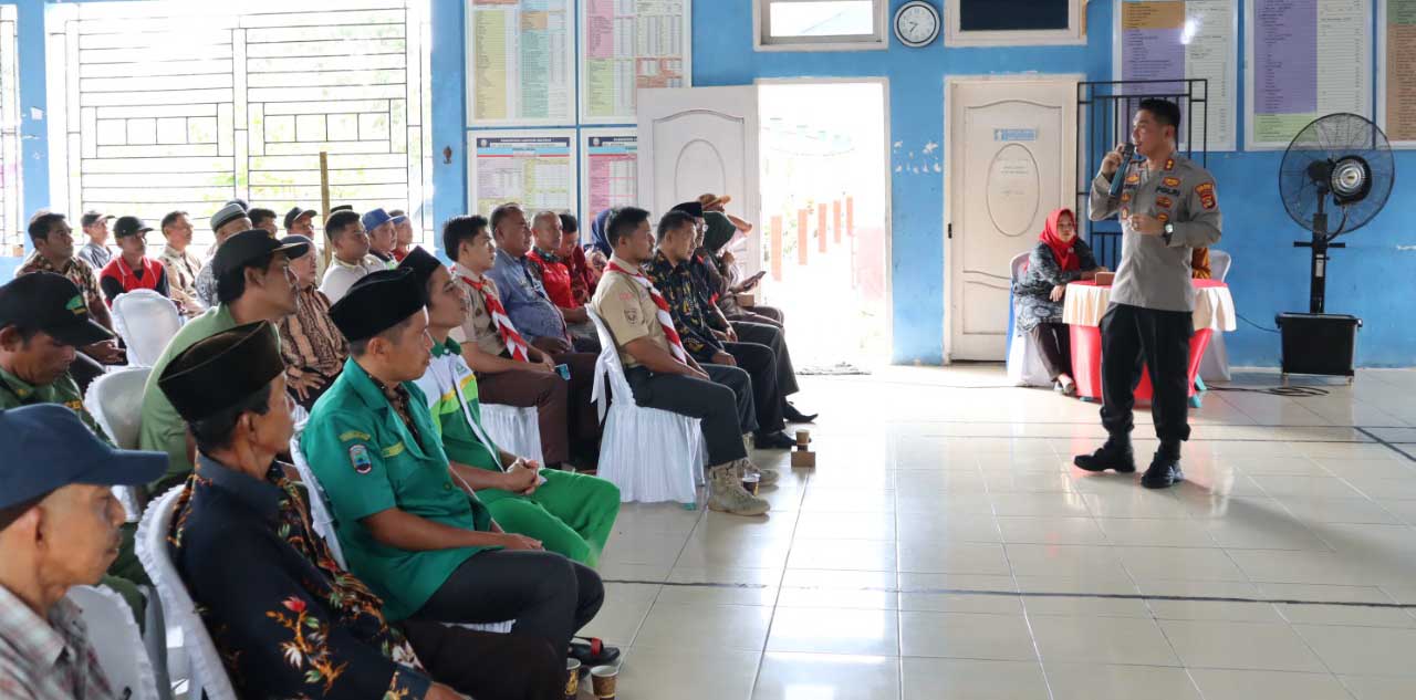 Kapolres Lamsel, AKBP Edwin saat berdiskusi dan menjawab pertanyaan dari masyarakat