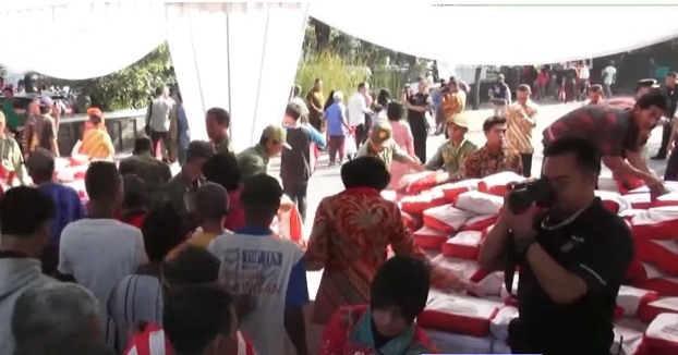 Jokowi Bagikan Ribuan Sembako Saat Idul Fitri untuk Warga Solo