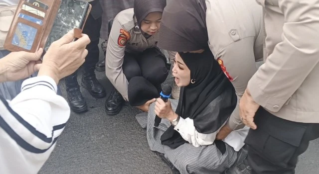 Dihadang ke Istana Wapres, Massa ARM Bentrok dengan Polisi di Depan DPRD DKI