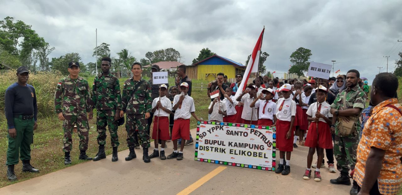 Sambut HUT ke-74 RI, TNI Bersama Masyarakat Perbatasan Meriahkan Karnaval