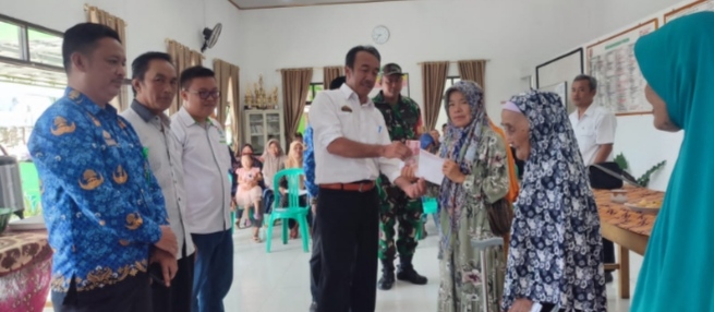 Sarnada Memimpin Langsung Penyaluran BLT DD 2023 Tahap Satu Di Balai Pekon
