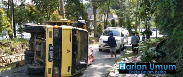 Truk Pengangkut Bahan Matrial Terbalik Di Tanjakan Ham Tebiu