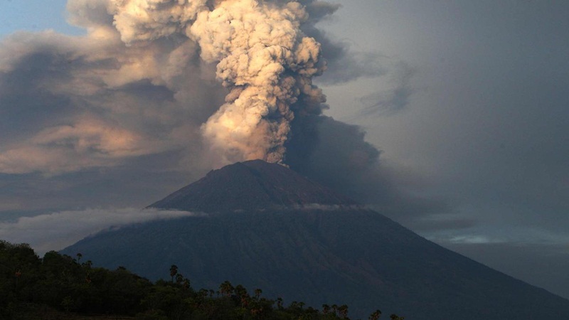 Meletus Lagi, Status Gunung Agung Dinaikkan ke Level Siaga