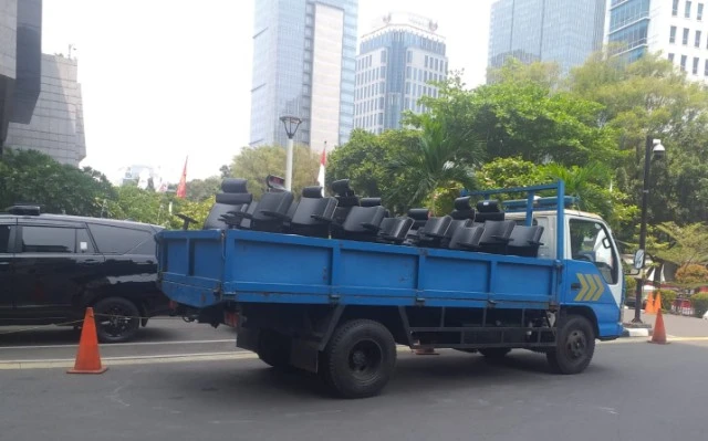 DPRD Hibahkan Ratusan Aset Berupa Meja dan Kursi ke SKPD