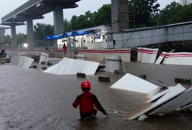 Anggaran Bikin Trotoar Lebih Besar, Anies Dituding Ngga Serius Atasi Banjir
