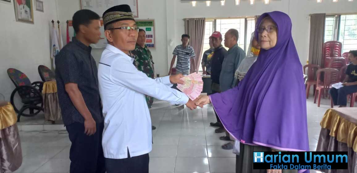 S. Haryadi Memimpin Langsung Pembagian BLT DD tahap Empat Untuk 110 KPM Di Aula Pekon Lumbok Induk