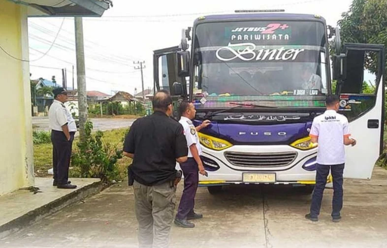 Dishub Lambar Mengecek Kesiapan Kendara'an Angkutan Lebaran, Dan Menemukan 10 Kendara'an Yang Tak Layak Jalan