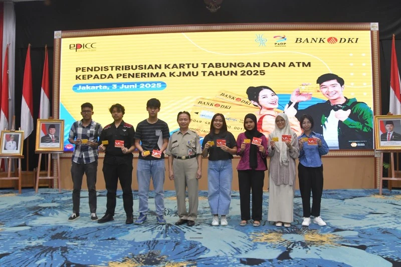 Bank DKI Distribusikan Kartu Jakarta Mahasiswa Unggul Kepada 2.094 Penerima Baru
