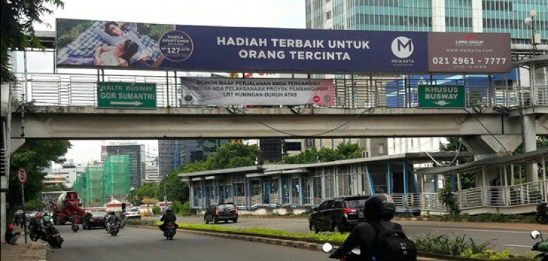 Reklame di JPO Depan Pasar Festival Diduga Bodong, Anies-Sandi Diminta Tegas
