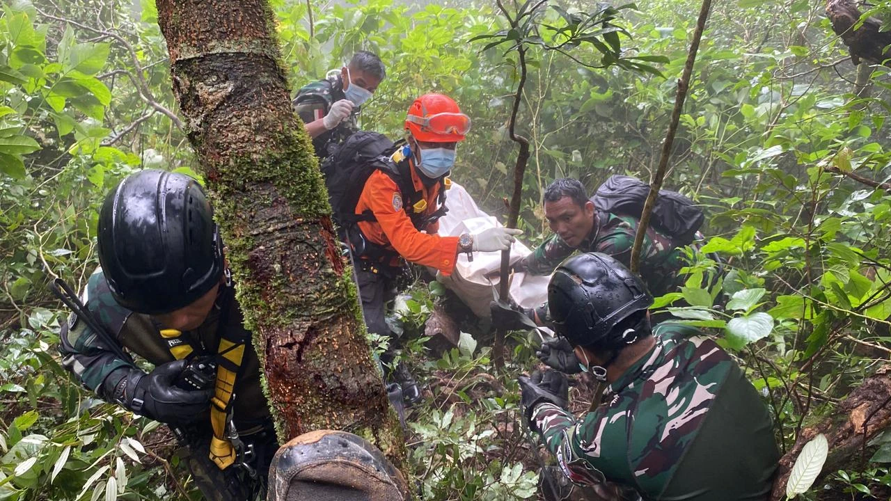 Jenazah Kedua Korban Pesawat ATR Jatuh Teridentifikasi Sebagai Pramugari Florencia