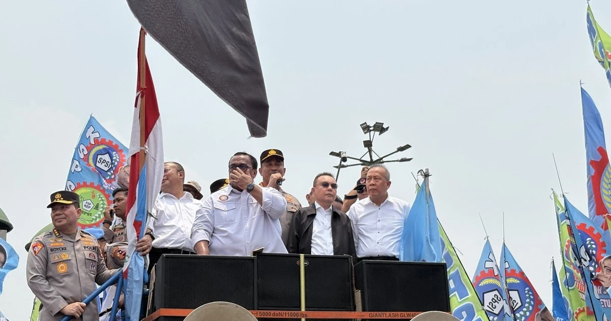 Kapolri Temui Massa Buruh di Depan DPR