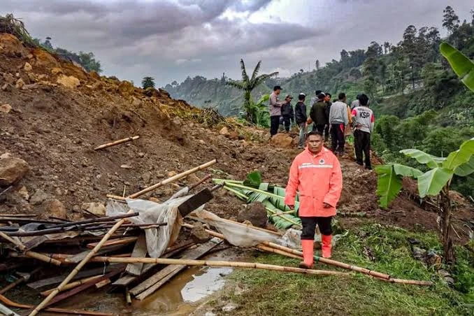 Longsor Hantam Kampung Gintung, 9 Orang Hilang