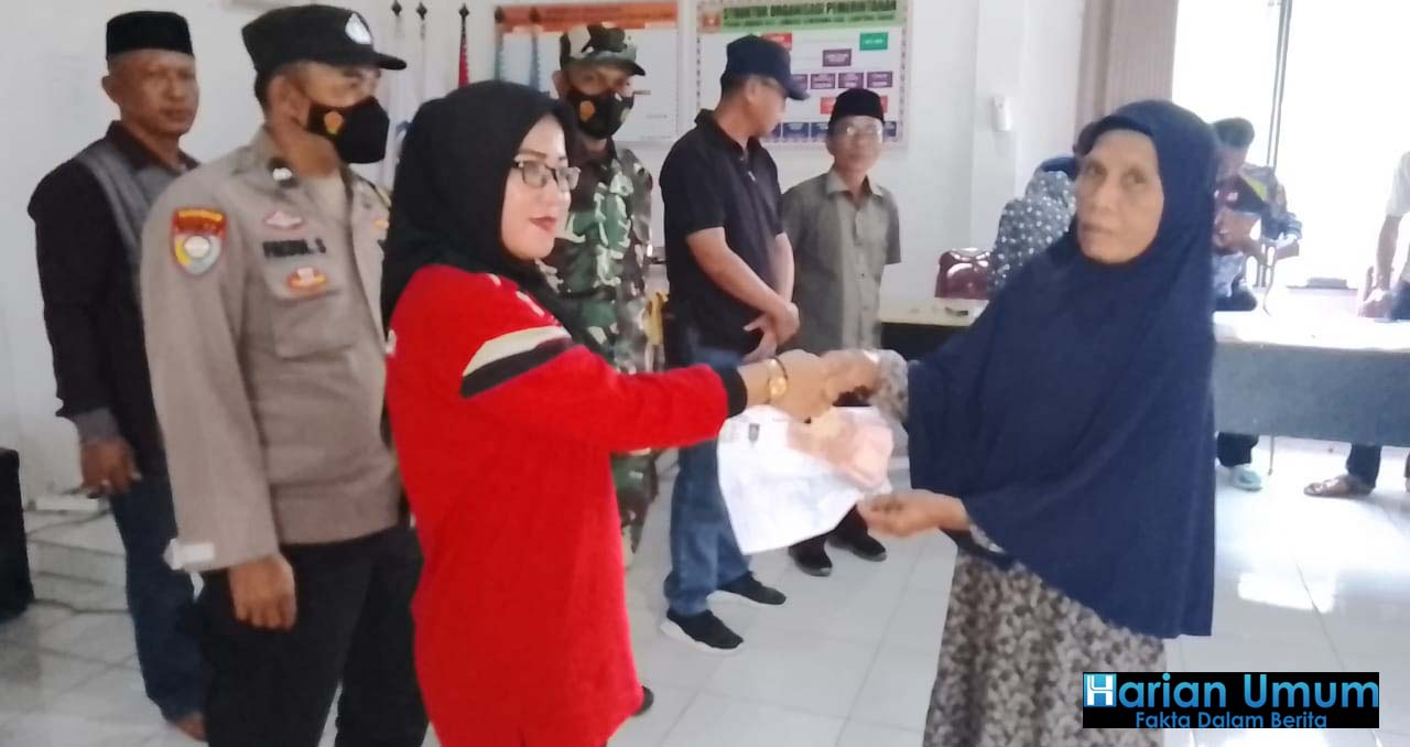 Peratin Lumbok Induk, Membagikan BLT DD Tahap Tiga di Balai Pekon.