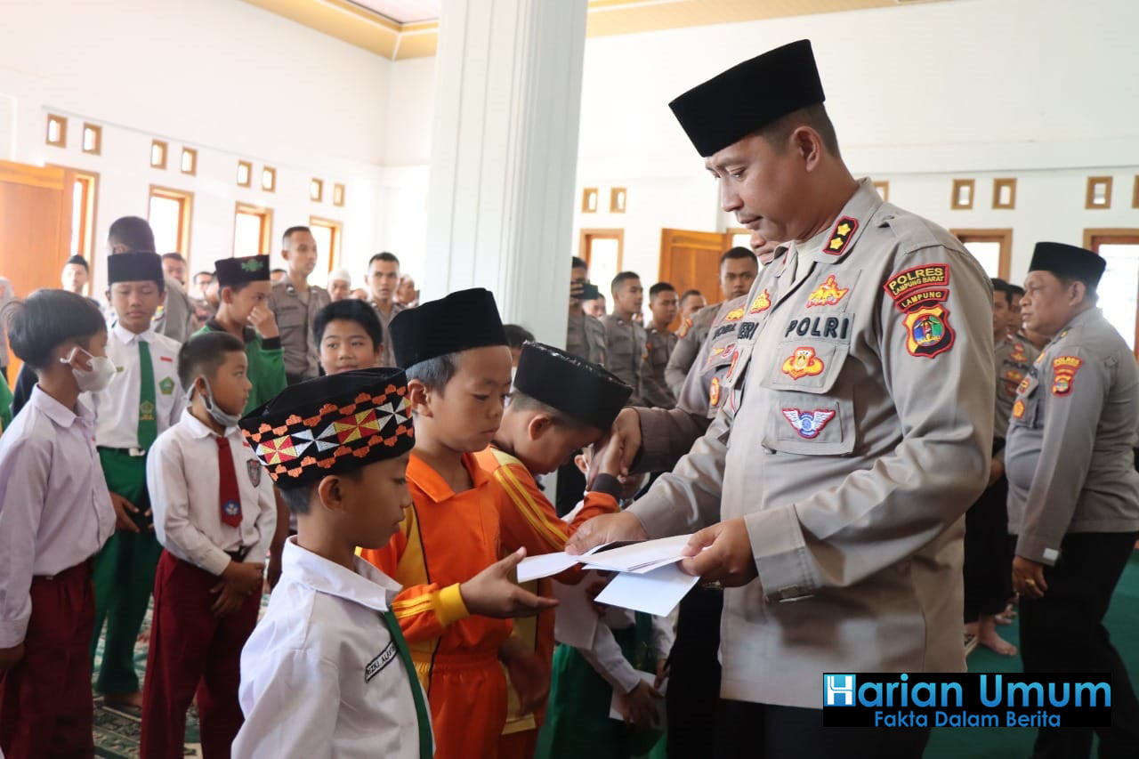 Polres Lampung Barat menggelar peringatan tahun baru Islam 1444 Hijriyah di Masjid Al - Ikhlas Kompleks Polres Lampung Barat.