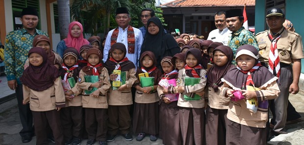 75 Murid Madrasah Ibitidaiyah Dapat Bantuan Walikota Jaktim