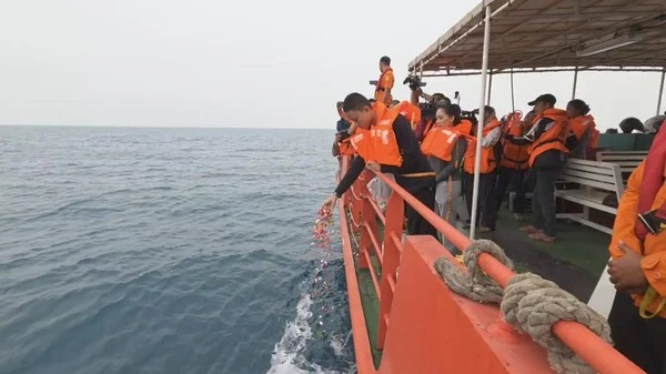 Keluarga 5 Jurnalis Yang Hilang Tabur Bunga di Selat Sunda