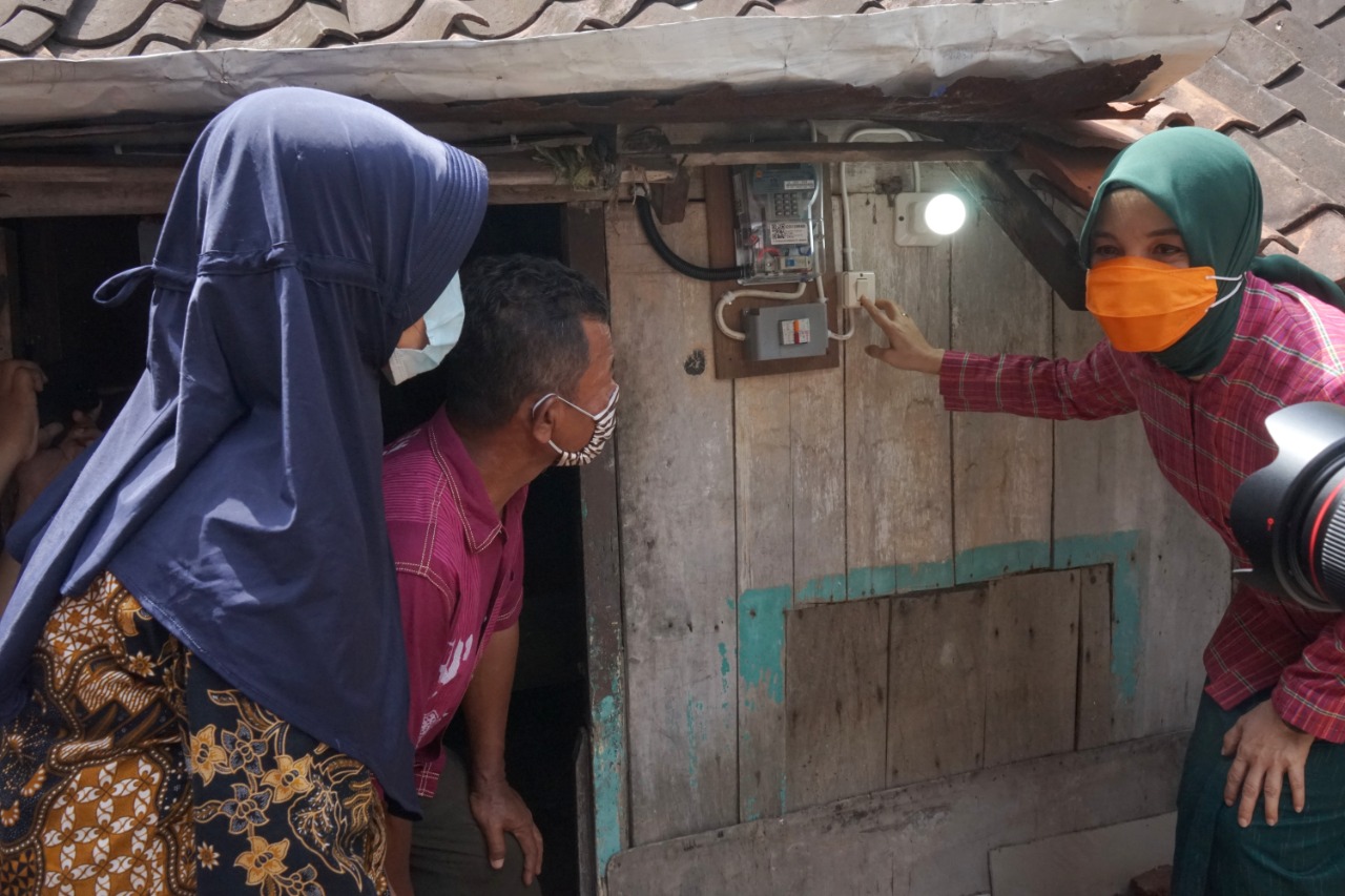 Istri Ganjar Pranowo Sambung Listrik Gratis Secara Simbolis
