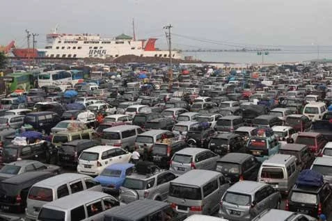 Pemudik ke Sumatera Meningkat, Antrean Kendaraan ke Pelabuhan Merak Capai 15 Kilometer