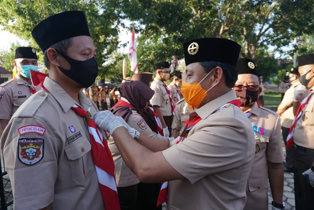 Kwarda Lampung Anugerahkan Lencana Pancawarsa kepada 66 Anggota Kwarcab Lampung Selatan