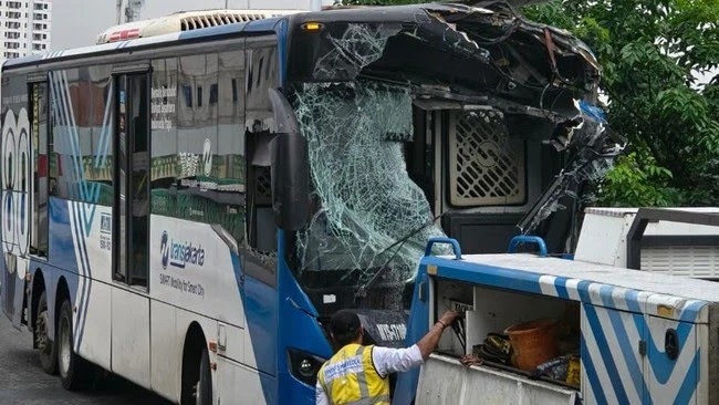 Sopir Tidur Saat Mengemudi, 2 Bus Transjakarta Tabrakan di Jalan Layang Kawasan Cipulir