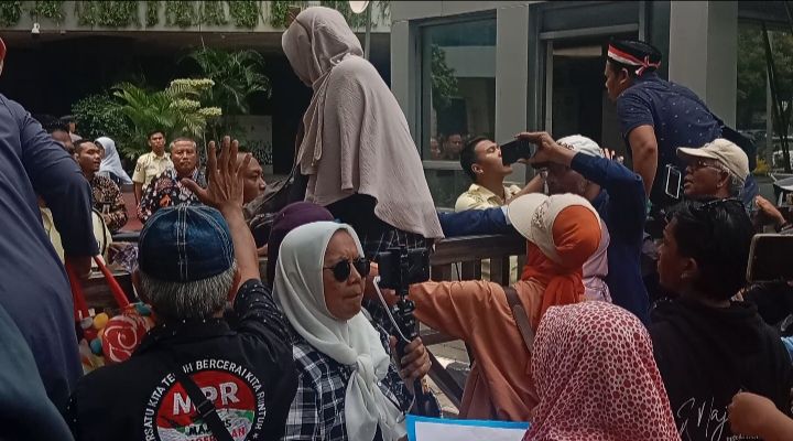 Aksi Tolak Nyamuk Berwolbachia Ricuh, Massa Panjat Gerbang, Pejabat Kemenkes Semua "Sembunyi"
