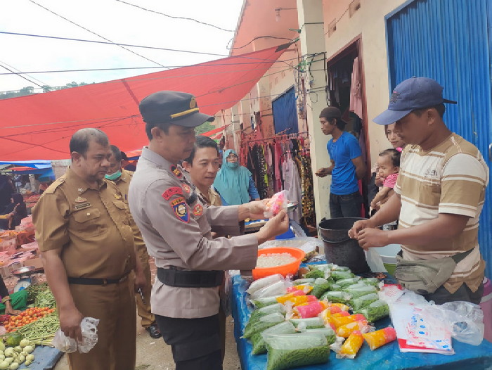 Polsek Balik Bukit Bersama Pegawai Puskesmas Sidak Di Pasar Tradisional