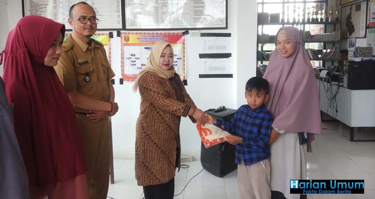 Peratin Batu Kebayan, Mengawsi Penyerahan 27 Pasang Seragam untuk Murid Sekolah PAUD kepada Orang Tua Wali Murid.