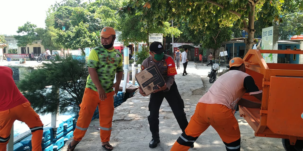 Polres Kepulauan Seribu bantu distribusikan Bansos DKI