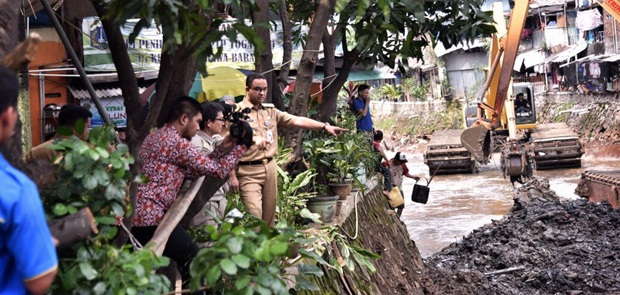 Antisipasi Banjir, Gubernur Anies Tinjau Pengerukan Kali Krukut