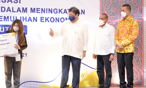 Gubernur dan Wagub Dampingi Menko Perekonomian Salurkan KUR untuk Pemulihan Ekonomi Sumut