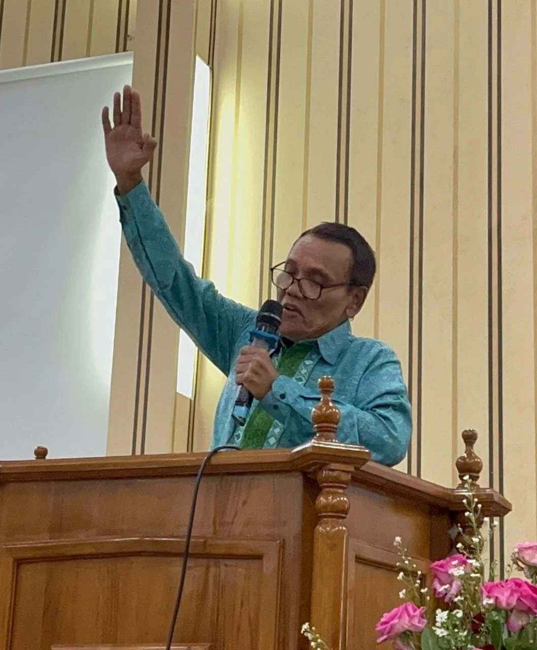 Diiringi Piano dan Biola, Penyair Pulo Lasman Simanjuntak Baca Puisi 'Hadamut' dan Nyanyikan Lagu Sion No.73 Kasih Allah