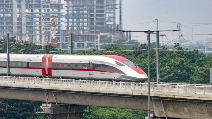 Untung KAI Turun Tajam, Terbebani Kereta Cepat Jakarta-Bandung