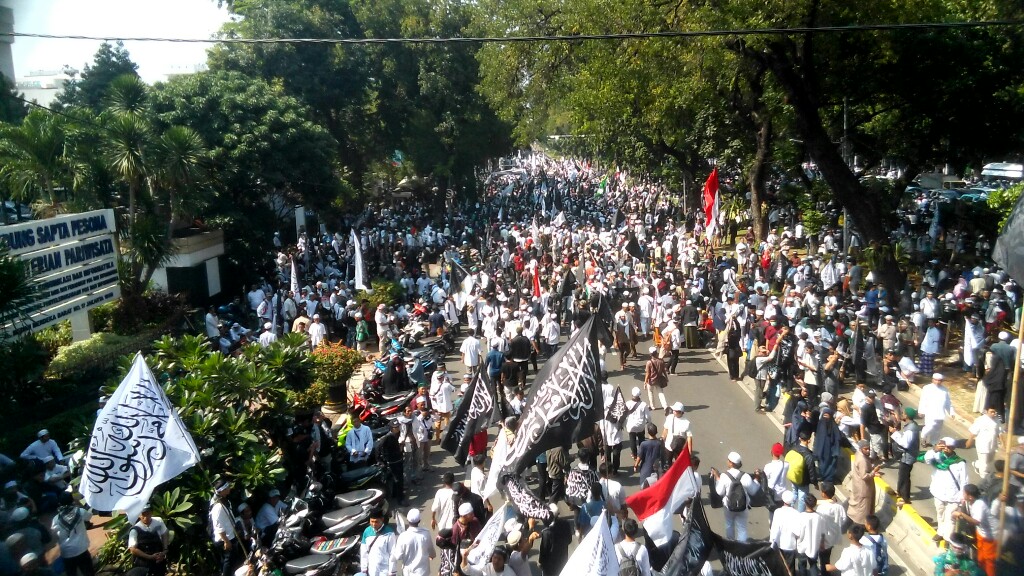 Aksi Bela Tauhid, Bendera dan Panji Rasulullah Banjiri Kantor Menkopolhukam