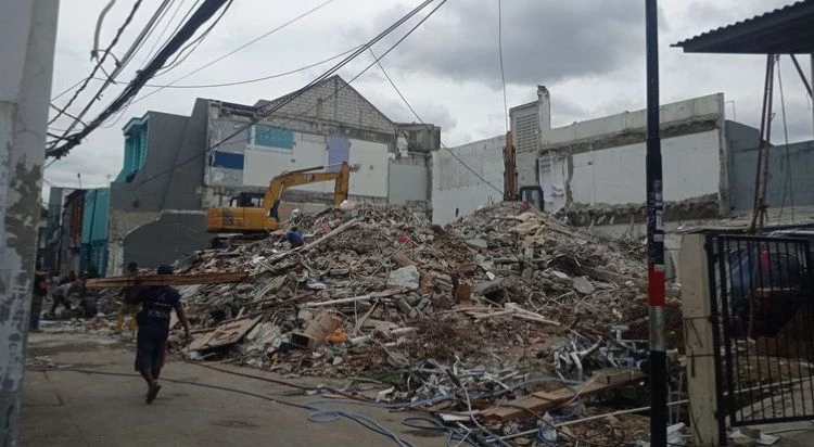 Setelah Dijarah, Rumah Ahmad Sahroni Dibongkar