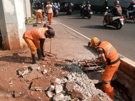 Beton Penutup Saluran di Jl TB Simatupang Dibongkar