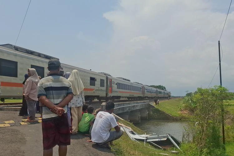 Mobil MBG Tertabrak Kereta di Purworejo, Sopir dan Penumpangnya Tewas
