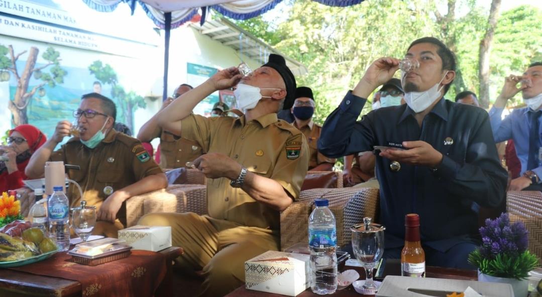 Serahkan Bantuan 2400 Koloni Lebah Kelulut, Gubernur Sumbar Canangkan Gerakan Minum Madu Asli