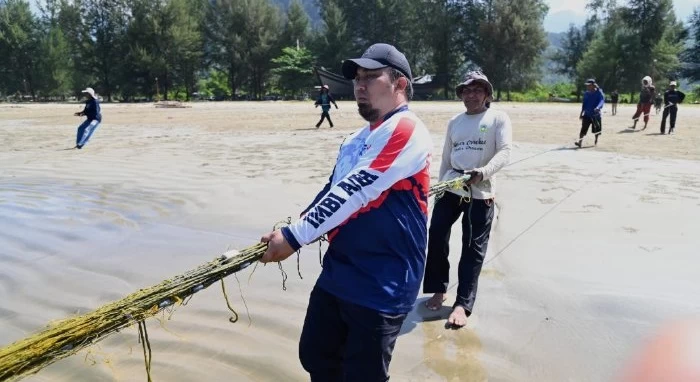 Pj Bupati Aceh Besar Tarek Pukat Bersama Nelayan di Pasie Jantang Lhoong