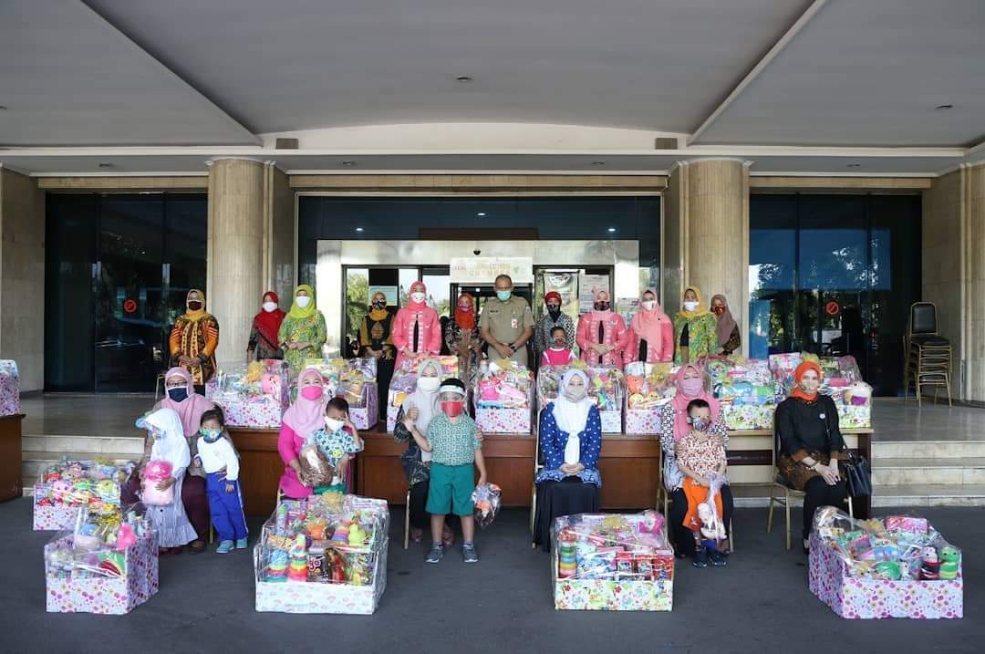Istri Walikota Jakarta Utara Bagikan Paket Mainan Anak